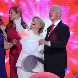 Chelsea, Hillary et Bill Clinton - Convention démocrate à Philadelphie, le 28 jullet 2016.