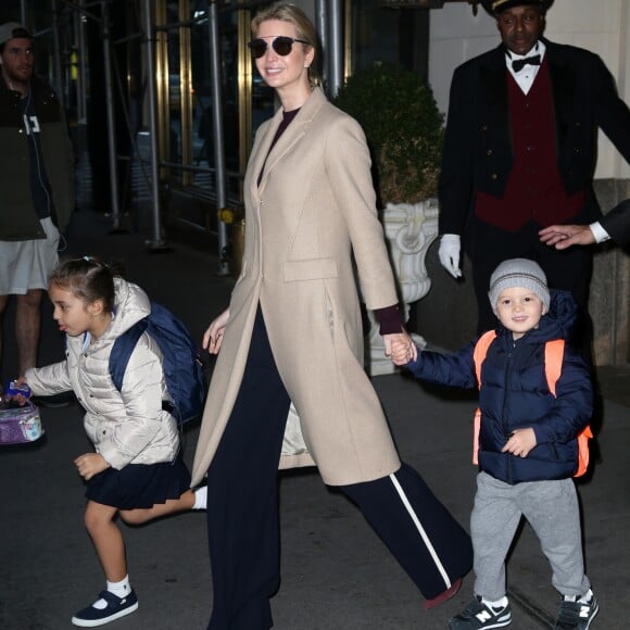 Ivanka Trump, toute souriante, et ses enfants Joseph et Arabella Kushner sortent d'un immeuble à New York, le 1er décembre 2016.