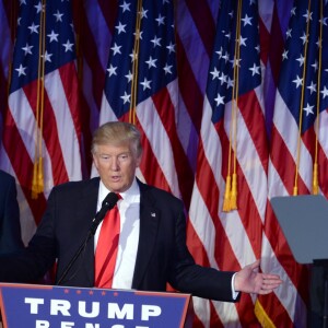 Donald Trump avec son fils Barron et Mike Pence lors de son discours au Hilton New York après son élection à la présidence des Etats-Unis. New York, le 9 novembre 2016.