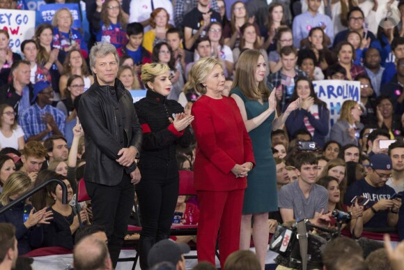 Jon Bon Jovi, Lady Gaga, Hillary Clinton et sa fille Chelsea Clinton - Dernier meeting de Hillary Clinton, candidate démocrate aux élections présidentielles américaines, à Raleigh. Le 8 novembre 2016 © Randy Brawdy / Zuma Press / Bestimage