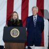 Bill Clinton et sa fille Chelsea Clinton lors du dernier meeting d'Hillary à Philadelphie, le 8 novembre 2016.