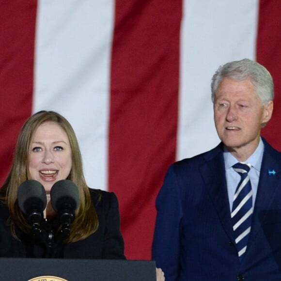 Bill Clinton et sa fille Chelsea Clinton lors du dernier meeting d'Hillary à Philadelphie, le 8 novembre 2016.