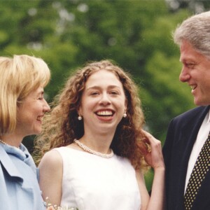 Le président Bill Clinton et la First Lady Hillary Clinton à la remise de diplôme de leur fille Chelsea à Washington, le 6 juin 1997.