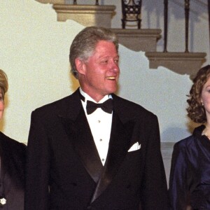 Le président Bill Clinton, la First Lady Hillary Clinton et leur fille Chelsea à la Maison Blanche, le 31 décembre 1999.