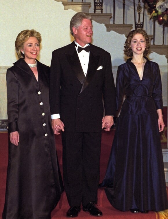 Le président Bill Clinton, la First Lady Hillary Clinton et leur fille Chelsea à la Maison Blanche, le 31 décembre 1999.