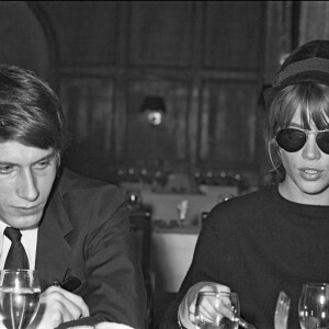 Jacques Dutronc et Françoise Hardy à Paris en 1966.