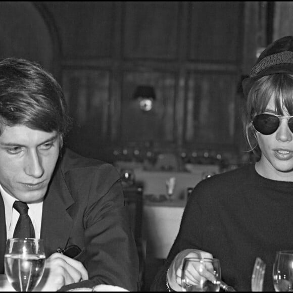 Jacques Dutronc et Françoise Hardy à Paris en 1966.