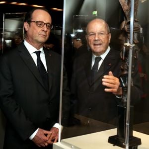 François Hollande et Marc Ladreit de Lacharrière - Vernissage de l'exposition de 60 oeuvres d'art africain et océanien issues de la collection personnelle de Marc Ladreit de Lacharrière au Musée du Quai Branly - Jacques Chirac à Paris, le 22 Novembre 2016. Intitulée "Eclectique, une collection du XXIe siècle", cette exposition s'y tiendra jusqu'au 2 avril 2017. © Dominique Jacovides/Bestimage