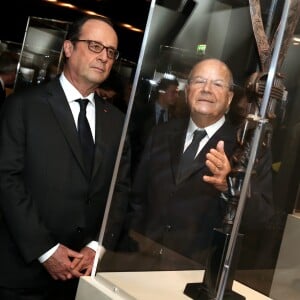 François Hollande et Marc Ladreit de Lacharrière - Vernissage de l'exposition de 60 oeuvres d'art africain et océanien issues de la collection personnelle de Marc Ladreit de Lacharrière au Musée du Quai Branly - Jacques Chirac à Paris, le 22 Novembre 2016. Intitulée "Eclectique, une collection du XXIe siècle", cette exposition s'y tiendra jusqu'au 2 avril 2017. © Dominique Jacovides/Bestimage