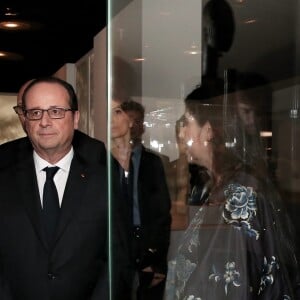 Audrey Azoulay et François Hollande - Vernissage de l'exposition de 60 oeuvres d'art africain et océanien issues de la collection personnelle de Marc Ladreit de Lacharrière au Musée du Quai Branly - Jacques Chirac à Paris, le 22 Novembre 2016. Intitulée "Eclectique, une collection du XXIe siècle", cette exposition s'y tiendra jusqu'au 2 avril 2017. © Dominique Jacovides/Bestimage