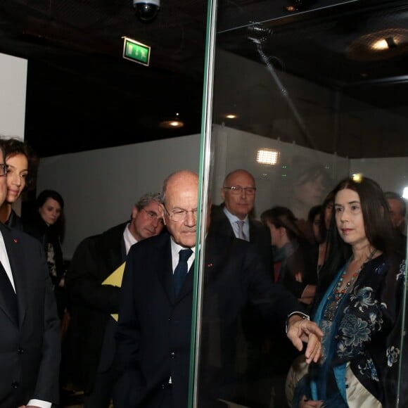 François Hollande, Audrey Azoulay, Marc Ladreit de Lacharrière et Hélène Joubert - Vernissage de l'exposition de 60 oeuvres d'art africain et océanien issues de la collection personnelle de Marc Ladreit de Lacharrière au Musée du Quai Branly - Jacques Chirac à Paris, le 22 Novembre 2016. Intitulée "Eclectique, une collection du XXIe siècle", cette exposition s'y tiendra jusqu'au 2 avril 2017. © Dominique Jacovides/Bestimage