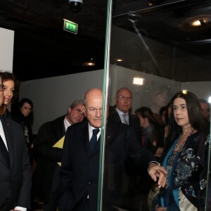 François Hollande, Audrey Azoulay, Marc Ladreit de Lacharrière et Hélène Joubert - Vernissage de l'exposition de 60 oeuvres d'art africain et océanien issues de la collection personnelle de Marc Ladreit de Lacharrière au Musée du Quai Branly - Jacques Chirac à Paris, le 22 Novembre 2016. Intitulée "Eclectique, une collection du XXIe siècle", cette exposition s'y tiendra jusqu'au 2 avril 2017. © Dominique Jacovides/Bestimage