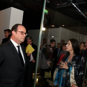 François Hollande et Hélène Joubert - Vernissage de l'exposition de 60 oeuvres d'art africain et océanien issues de la collection personnelle de Marc Ladreit de Lacharrière au Musée du Quai Branly - Jacques Chirac à Paris, le 22 Novembre 2016. Intitulée "Eclectique, une collection du XXIe siècle", cette exposition s'y tiendra jusqu'au 2 avril 2017. © Dominique Jacovides/Bestimage