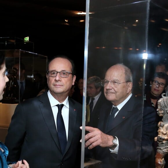 Hélène Joubert, François Hollande et Marc Ladreit de Lacharrière - Vernissage de l'exposition de 60 oeuvres d'art africain et océanien issues de la collection personnelle de Marc Ladreit de Lacharrière au Musée du Quai Branly - Jacques Chirac à Paris, le 22 Novembre 2016. Intitulée "Eclectique, une collection du XXIe siècle", cette exposition s'y tiendra jusqu'au 2 avril 2017. © Dominique Jacovides/Bestimage