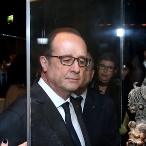 Hélène Joubert et François Hollande - Vernissage de l'exposition de 60 oeuvres d'art africain et océanien issues de la collection personnelle de Marc Ladreit de Lacharrière au Musée du Quai Branly - Jacques Chirac à Paris, le 22 Novembre 2016. Intitulée "Eclectique, une collection du XXIe siècle", cette exposition s'y tiendra jusqu'au 2 avril 2017. © Dominique Jacovides/Bestimage