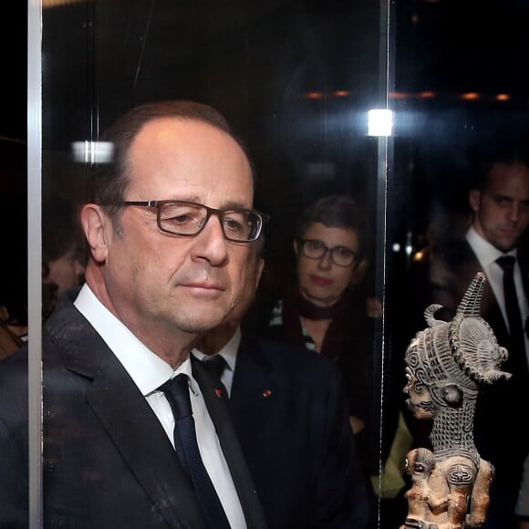 François Hollande - Vernissage de l'exposition de 60 oeuvres d'art africain et océanien issues de la collection personnelle de Marc Ladreit de Lacharrière au Musée du Quai Branly - Jacques Chirac à Paris, le 22 Novembre 2016. Intitulée "Eclectique, une collection du XXIe siècle", cette exposition s'y tiendra jusqu'au 2 avril 2017. © Dominique Jacovides/Bestimage