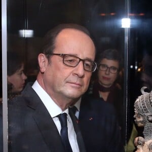 Hélène Joubert et François Hollande - Vernissage de l'exposition de 60 oeuvres d'art africain et océanien issues de la collection personnelle de Marc Ladreit de Lacharrière au Musée du Quai Branly - Jacques Chirac à Paris, le 22 Novembre 2016. Intitulée "Eclectique, une collection du XXIe siècle", cette exposition s'y tiendra jusqu'au 2 avril 2017. © Dominique Jacovides/Bestimage