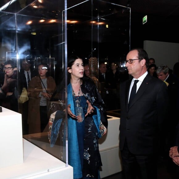 Hélène Joubert, François Hollande et Marc Ladreit de Lacharrière - Vernissage de l'exposition de 60 oeuvres d'art africain et océanien issues de la collection personnelle de Marc Ladreit de Lacharrière au Musée du Quai Branly - Jacques Chirac à Paris, le 22 Novembre 2016. Intitulée "Eclectique, une collection du XXIe siècle", cette exposition s'y tiendra jusqu'au 2 avril 2017. © Dominique Jacovides/Bestimage