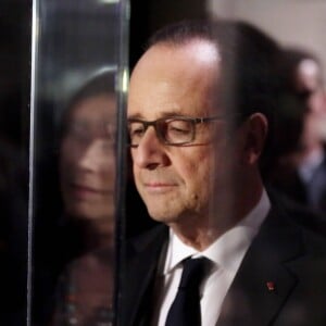 François Hollande - Vernissage de l'exposition de 60 oeuvres d'art africain et océanien issues de la collection personnelle de Marc Ladreit de Lacharrière au Musée du Quai Branly - Jacques Chirac à Paris, le 22 Novembre 2016. Intitulée "Eclectique, une collection du XXIe siècle", cette exposition s'y tiendra jusqu'au 2 avril 2017. © Dominique Jacovides/Bestimage