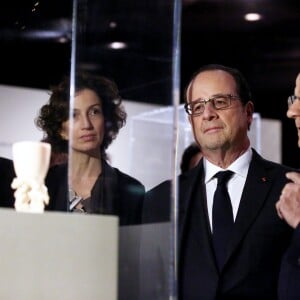 Audrey Azoulay, François Hollande et Marc Ladreit de Lacharrière - Vernissage de l'exposition de 60 oeuvres d'art africain et océanien issues de la collection personnelle de Marc Ladreit de Lacharrière au Musée du Quai Branly - Jacques Chirac à Paris, le 22 Novembre 2016. Intitulée "Eclectique, une collection du XXIe siècle", cette exposition s'y tiendra jusqu'au 2 avril 2017. © Dominique Jacovides/Bestimage