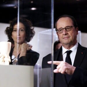 Audrey Azoulay, François Hollande et Marc Ladreit de Lacharrière - Vernissage de l'exposition de 60 oeuvres d'art africain et océanien issues de la collection personnelle de Marc Ladreit de Lacharrière au Musée du Quai Branly - Jacques Chirac à Paris, le 22 Novembre 2016. Intitulée "Eclectique, une collection du XXIe siècle", cette exposition s'y tiendra jusqu'au 2 avril 2017. © Dominique Jacovides/Bestimage