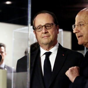 François Hollande et Marc Ladreit de Lacharrière - Vernissage de l'exposition de 60 oeuvres d'art africain et océanien issues de la collection personnelle de Marc Ladreit de Lacharrière au Musée du Quai Branly - Jacques Chirac à Paris, le 22 Novembre 2016. Intitulée "Eclectique, une collection du XXIe siècle", cette exposition s'y tiendra jusqu'au 2 avril 2017. © Dominique Jacovides/Bestimage