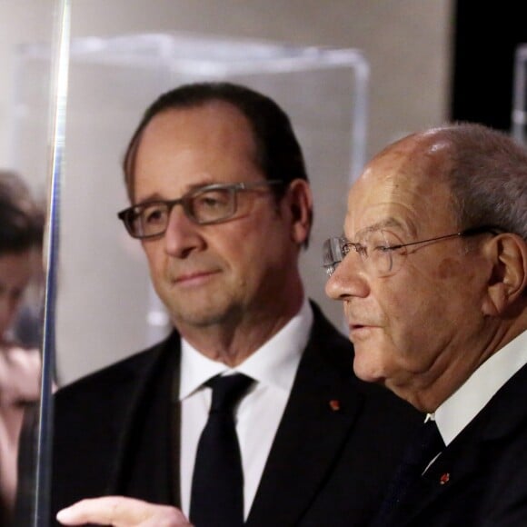 François Hollande et Marc Ladreit de Lacharrière - Vernissage de l'exposition de 60 oeuvres d'art africain et océanien issues de la collection personnelle de Marc Ladreit de Lacharrière au Musée du Quai Branly - Jacques Chirac à Paris, le 22 Novembre 2016. Intitulée "Eclectique, une collection du XXIe siècle", cette exposition s'y tiendra jusqu'au 2 avril 2017. © Dominique Jacovides/Bestimage