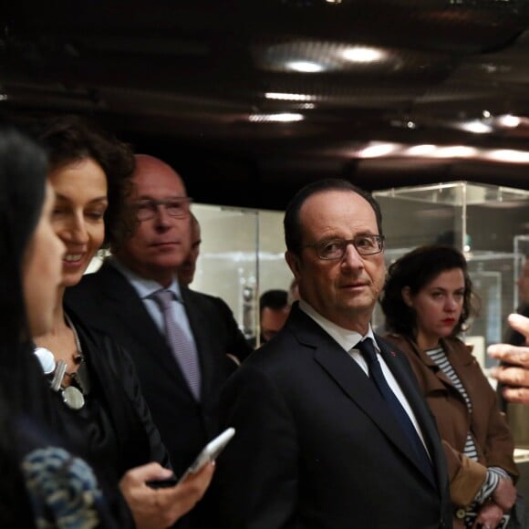 François Hollande et Marc Ladreit de Lacharrière - Vernissage de l'exposition de 60 oeuvres d'art africain et océanien issues de la collection personnelle de Marc Ladreit de Lacharrière au Musée du Quai Branly - Jacques Chirac à Paris, le 22 Novembre 2016. Intitulée "Eclectique, une collection du XXIe siècle", cette exposition s'y tiendra jusqu'au 2 avril 2017. © Dominique Jacovides/Bestimage