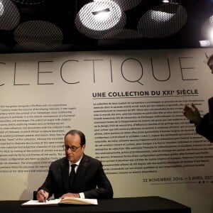 François Hollande - Vernissage de l'exposition de 60 oeuvres d'art africain et océanien issues de la collection personnelle de Marc Ladreit de Lacharrière au Musée du Quai Branly - Jacques Chirac à Paris, le 22 Novembre 2016. Intitulée "Eclectique, une collection du XXIe siècle", cette exposition s'y tiendra jusqu'au 2 avril 2017. © Dominique Jacovides/Bestimage