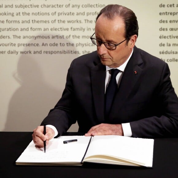 François Hollande - Vernissage de l'exposition de 60 oeuvres d'art africain et océanien issues de la collection personnelle de Marc Ladreit de Lacharrière au Musée du Quai Branly - Jacques Chirac à Paris, le 22 Novembre 2016. Intitulée "Eclectique, une collection du XXIe siècle", cette exposition s'y tiendra jusqu'au 2 avril 2017. © Dominique Jacovides/Bestimage