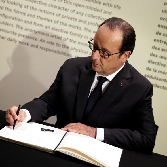 François Hollande - Vernissage de l'exposition de 60 oeuvres d'art africain et océanien issues de la collection personnelle de Marc Ladreit de Lacharrière au Musée du Quai Branly - Jacques Chirac à Paris, le 22 Novembre 2016. Intitulée "Eclectique, une collection du XXIe siècle", cette exposition s'y tiendra jusqu'au 2 avril 2017. © Dominique Jacovides/Bestimage