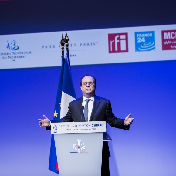 Le président de la République François Hollande lors de la cérémonie de remise du prix de la Fondation Chirac au musée du Quai Branly à Paris, 24 novembre 2016. © Denis Allard/Pool/Bestimage