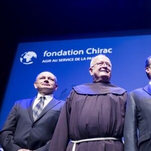 Ivo Markovic, créateur du Choeur Pontanima, Prix culture pour la paix de la Fondation Chirac, Francois Hollande et Gulalai Ismail, fondatrice de l'association Aware Girls, Prix Chirac pour la prévention des conflits - Cérémonie de remise du prix de la Fondation Chirac au musée du Quai Branly à Paris, 24 novembre 2016. © Denis Allard/Pool/Bestimage