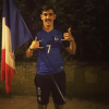 Théo Griezmann pose avec le maillot de la France, le 4 juillet 2016.