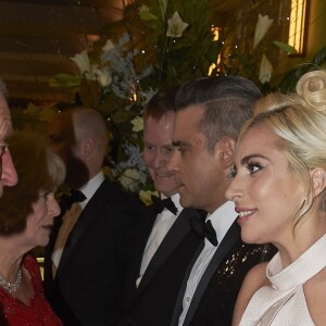 Le prince Charles, Camilla Parker Bowles, Robbie Williams et Lady Gaga lors de l'émission ''Royal Variety Performance'' dans la salle de concert située dans le quartier d'Hammersmith à Londres, Royaume Uni, le 6 décembre 2016.