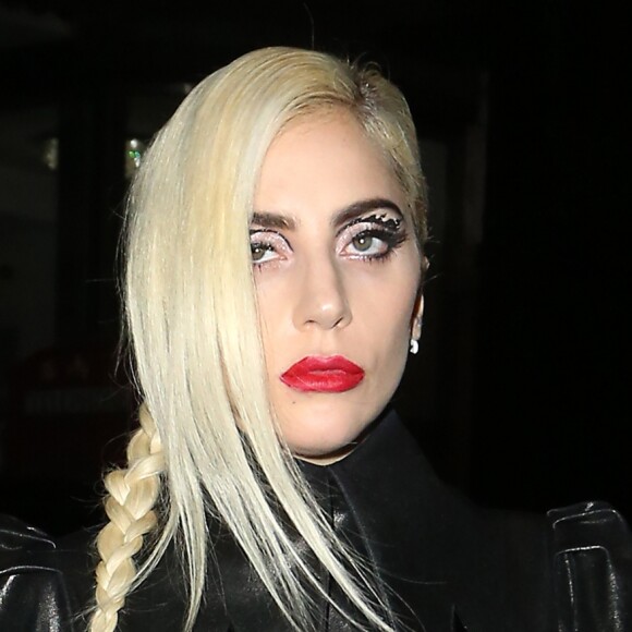 Lady Gaga et des amis à la sortie du club Groucho à Londres, le 6 décembre 2016