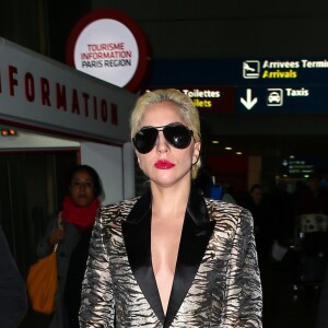 Lady Gaga arrive à l'aéroport Paris-Charles-de-Gaulle à Roissy pour se rendre à Paris à l'occasion du défilé Victoria's Secret à Roissy le 27 novembre 2016