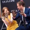 Ryan Gosling et Emma Stone, très complices, laissent leurs empreintes sur le ciment lors d'une cérémonie en l'honneur du film 'La La Land' au TCL Chinese Theatre à Hollywood, le 7 décembre 2016.