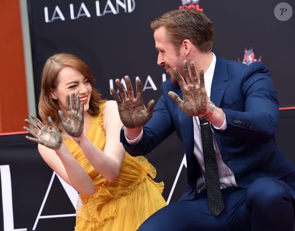 Ryan Gosling et Emma Stone, très complices, laissent leurs empreintes sur le ciment lors d'une cérémonie en l'honneur du film 'La La Land' au TCL Chinese Theatre à Hollywood, le 7 décembre 2016.