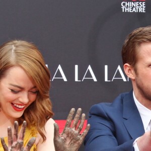 Ryan Gosling et Emma Stone laissent leurs empreintes sur le ciment lors d'une cérémonie en l'honneur du film 'La La Land' au TCL Chinese Theatre à Hollywood, le 7 décembre 2016.
