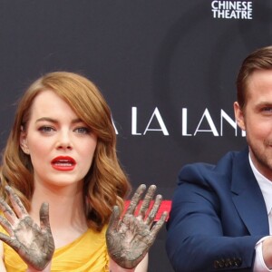 Ryan Gosling et Emma Stone laissent leurs empreintes sur le ciment lors d'une cérémonie en l'honneur du film 'La La Land' au TCL Chinese Theatre à Hollywood, le 7 décembre 2016.