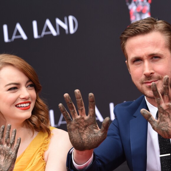 Ryan Gosling et Emma Stone laissent leurs empreintes sur le ciment lors d'une cérémonie en l'honneur du film 'La La Land' au TCL Chinese Theatre à Hollywood, le 7 décembre 2016.