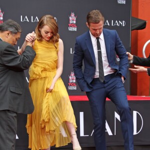 Ryan Gosling et Emma Stone laissent leurs empreintes sur le ciment lors d'une cérémonie en l'honneur du film 'La La Land' au TCL Chinese Theatre à Hollywood, le 7 décembre 2016.
