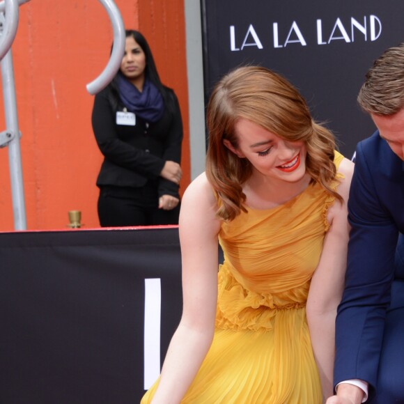 Ryan Gosling et Emma Stone laissent leurs empreintes sur le ciment lors d'une cérémonie en l'honneur du film 'La La Land' au TCL Chinese Theatre à Hollywood, le 7 décembre 2016.