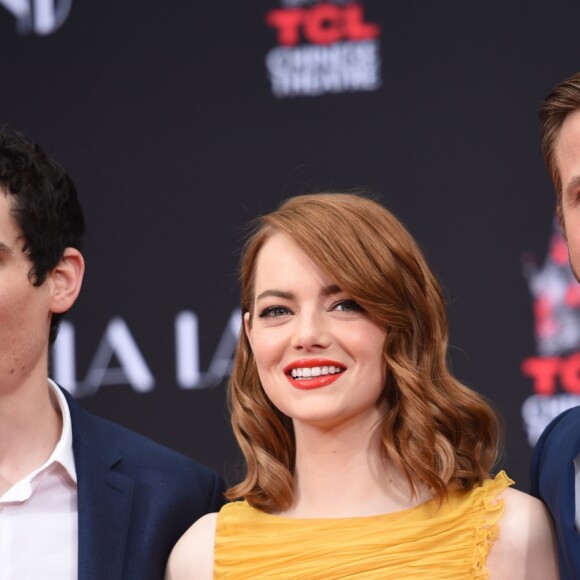 Damien Chazelle, Emma Stone et Ryan Gosling - Ryan Gosling et Emma Stone laissent leurs empreintes sur le ciment lors d'une cérémonie en l'honneur du film 'La La Land' au TCL Chinese Theatre à Hollywood, le 7 décembre 2016