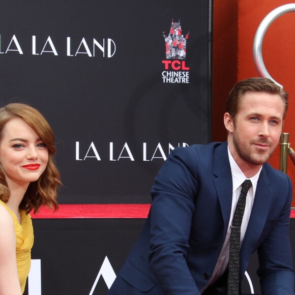 Ryan Gosling et Emma Stone laissent leurs empreintes sur le ciment lors d'une cérémonie en l'honneur du film 'La La Land' au TCL Chinese Theatre à Hollywood, le 7 décembre 2016