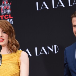 Ryan Gosling et Emma Stone laissent leurs empreintes sur le ciment lors d'une cérémonie en l'honneur du film 'La La Land' au TCL Chinese Theatre à Hollywood, le 7 décembre 2016