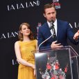 Ryan Gosling et Emma Stone laissent leurs empreintes sur le ciment lors d'une cérémonie en l'honneur du film 'La La Land' au TCL Chinese Theatre à Hollywood, le 7 décembre 2016
