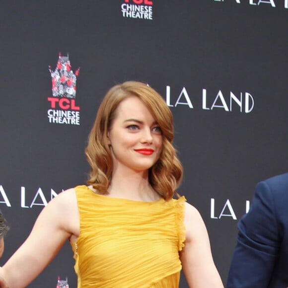 Ryan Gosling et Emma Stone laissent leurs empreintes sur le ciment lors d'une cérémonie en l'honneur du film 'La La Land' au TCL Chinese Theatre à Hollywood, le 7 décembre 2016