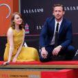 Ryan Gosling et Emma Stone laissent leurs empreintes sur le ciment lors d'une cérémonie en l'honneur du film 'La La Land' au TCL Chinese Theatre à Hollywood, le 7 décembre 2016